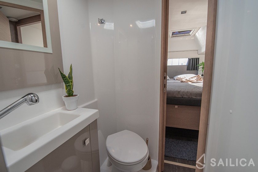 Astréa 42 - Yacht Charter Sailica