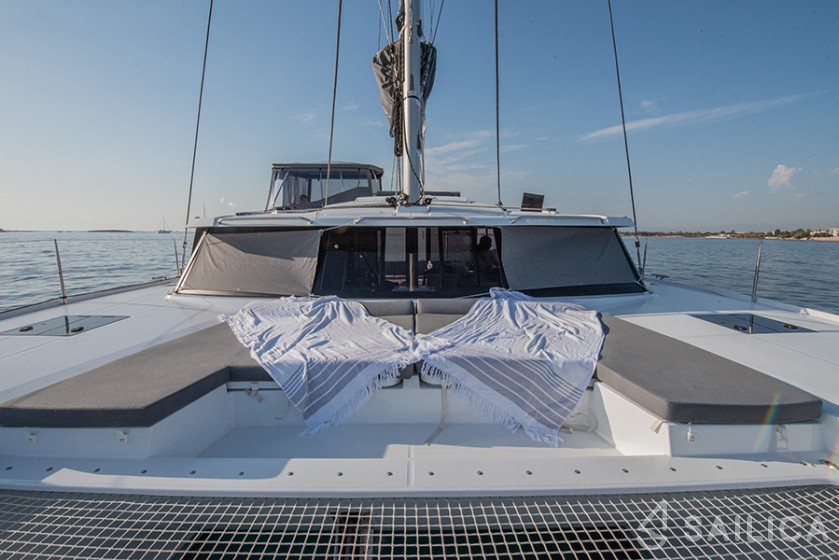 Astréa 42 - Yacht Charter Sailica