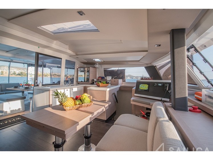 Astréa 42 - Yacht Charter Sailica