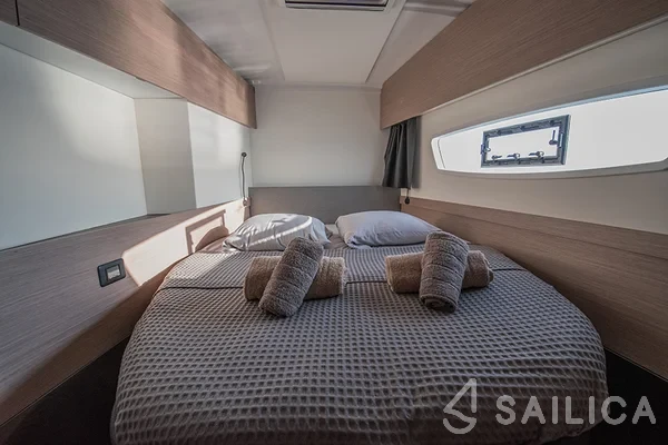 Astréa 42 - Yacht Charter Sailica