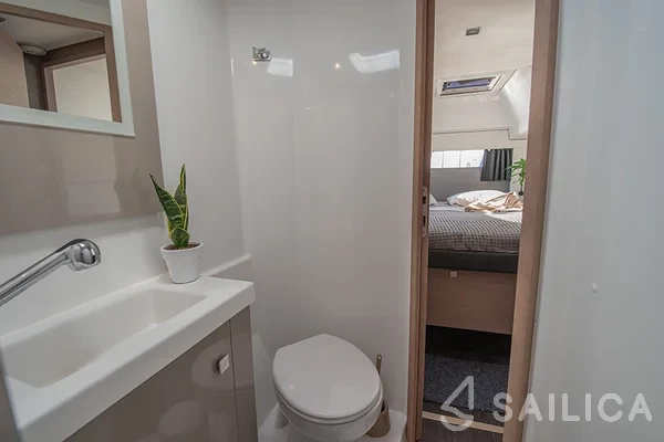Astréa 42 - Yacht Charter Sailica