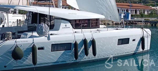 Lagoon 42 - Yacht Charter Sailica