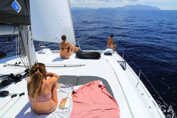 Lagoon 42 - Yacht Charter Sailica