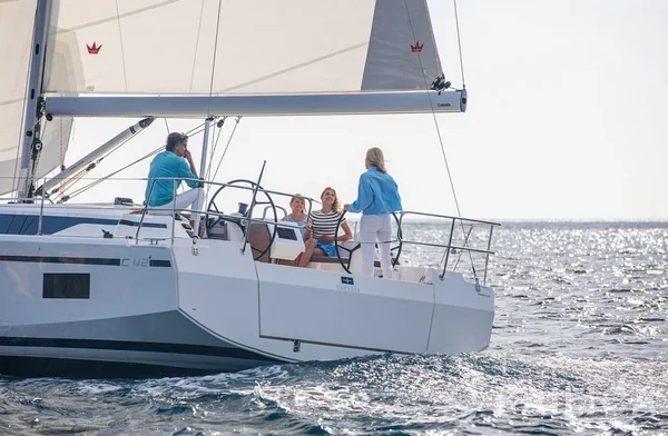 Oceanis 40.1 - Yacht Charter Sailica