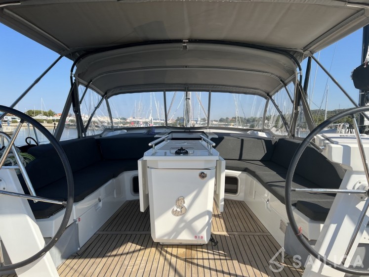 Oceanis 51.1 - Yacht Charter Sailica