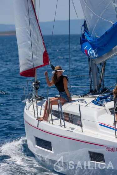 Oceanis 40.1 - Yacht Charter Sailica