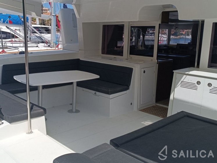 Lagoon 450  Flybridge - Yacht Charter Sailica