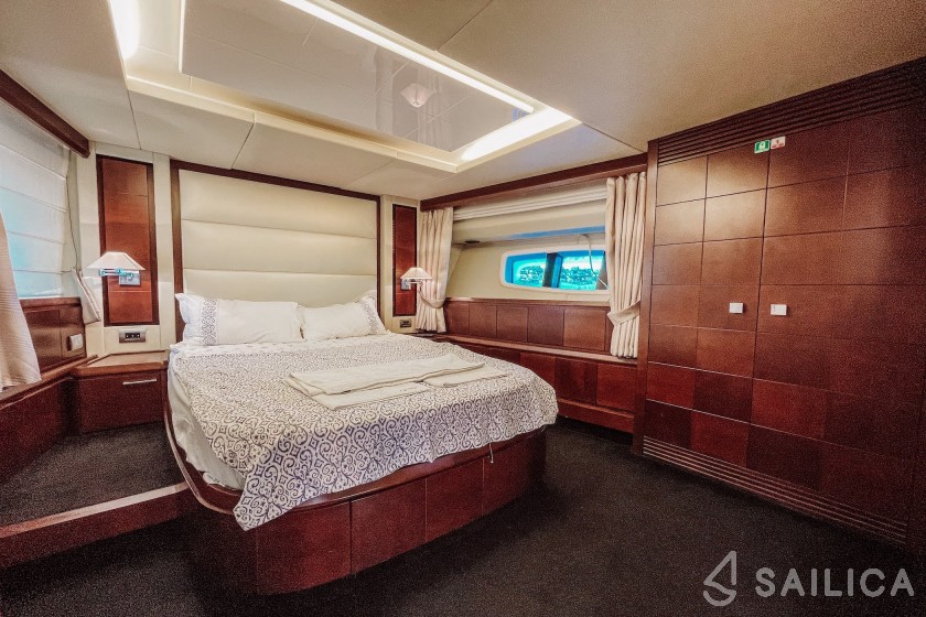Azimut 75 Flybridge - Yacht Charter Sailica
