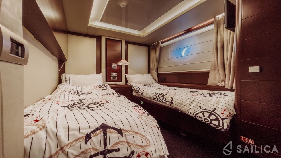 Azimut 75 Flybridge - Yacht Charter Sailica