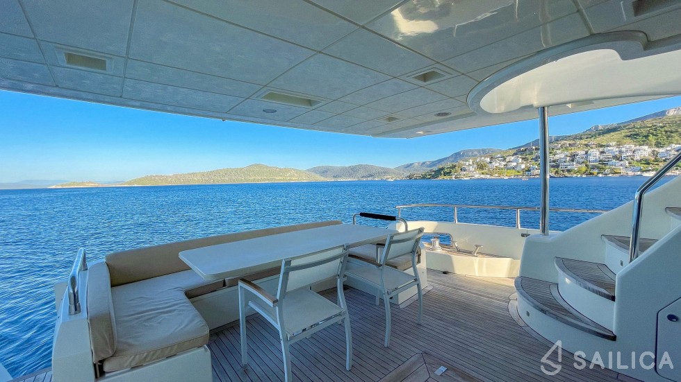 Azimut 75 Flybridge - Yacht Charter Sailica