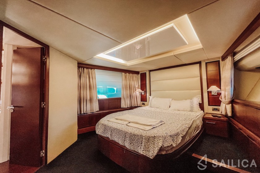 Azimut 75 Flybridge - Yacht Charter Sailica