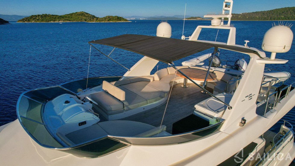 Azimut 75 Flybridge - Yacht Charter Sailica