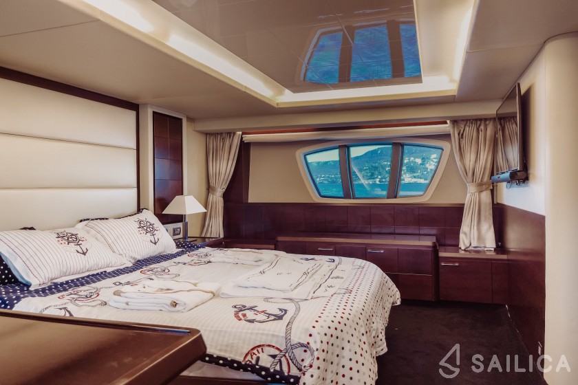 Azimut 75 Flybridge - Yacht Charter Sailica