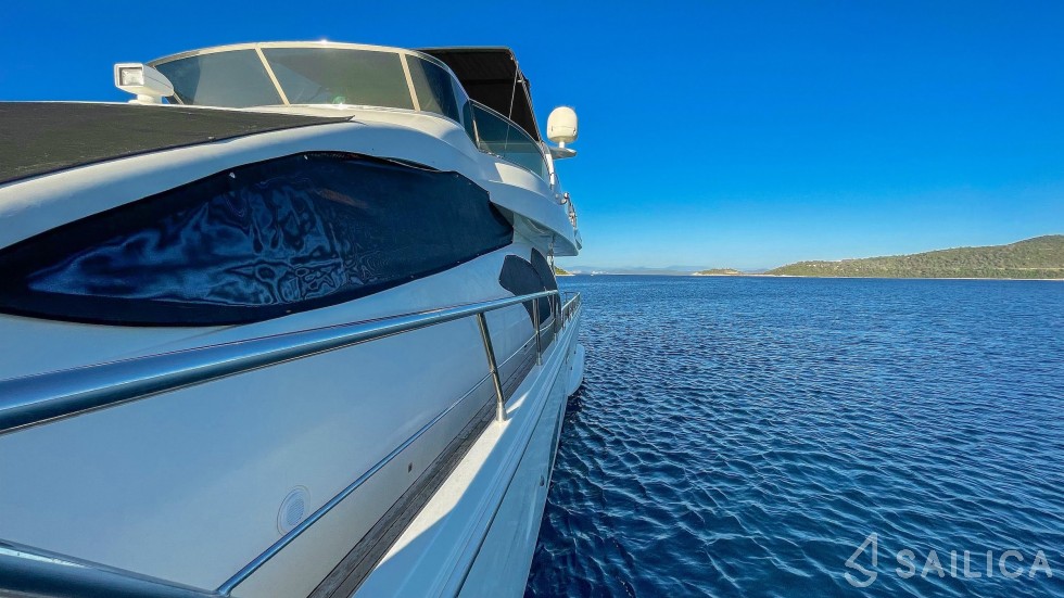 Azimut 75 Flybridge - Yacht Charter Sailica