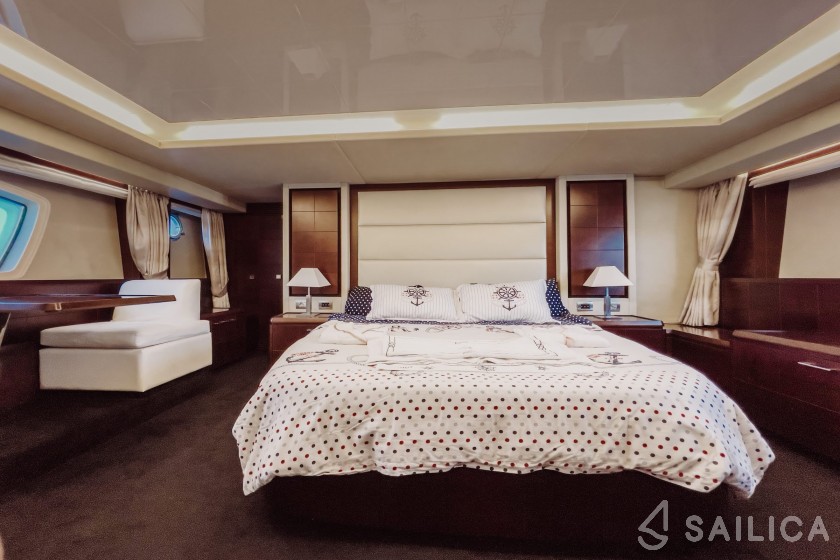 Azimut 75 Flybridge - Yacht Charter Sailica
