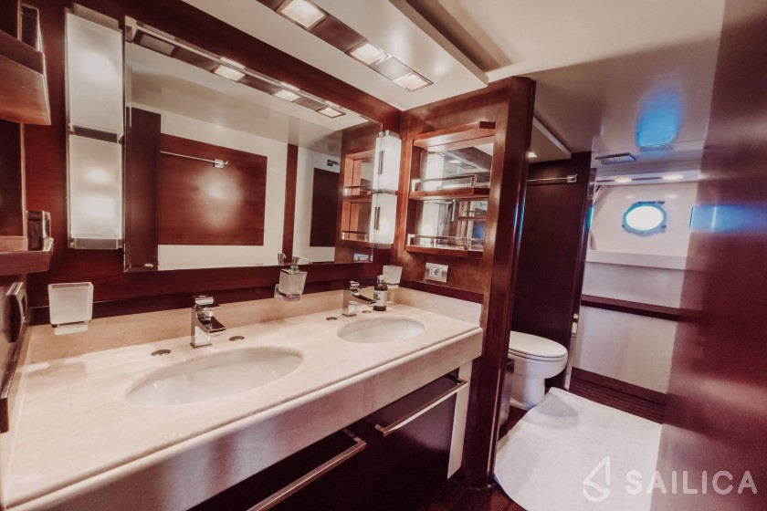 Azimut 75 Flybridge - Yacht Charter Sailica