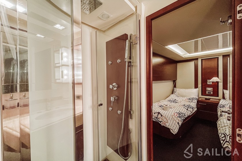 Azimut 75 Flybridge - Yacht Charter Sailica