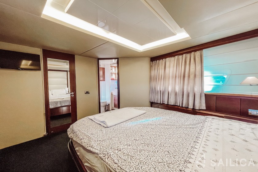 Azimut 75 Flybridge - Yacht Charter Sailica