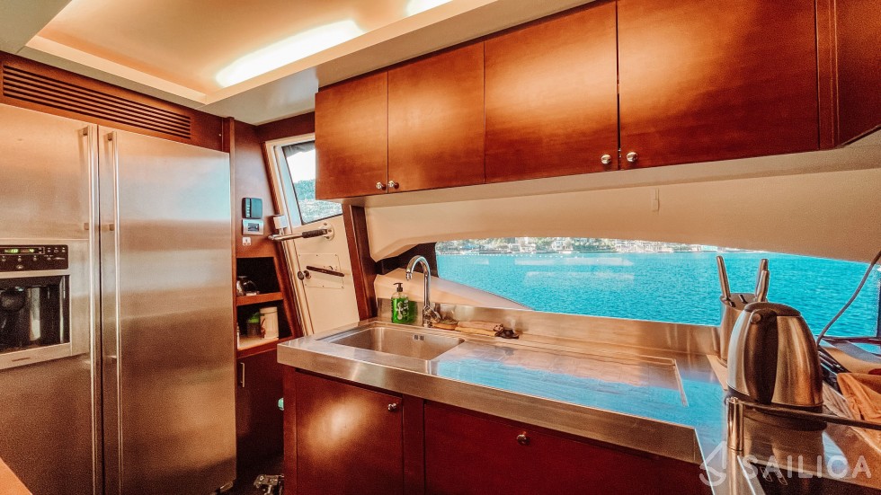 Azimut 75 Flybridge - Yacht Charter Sailica