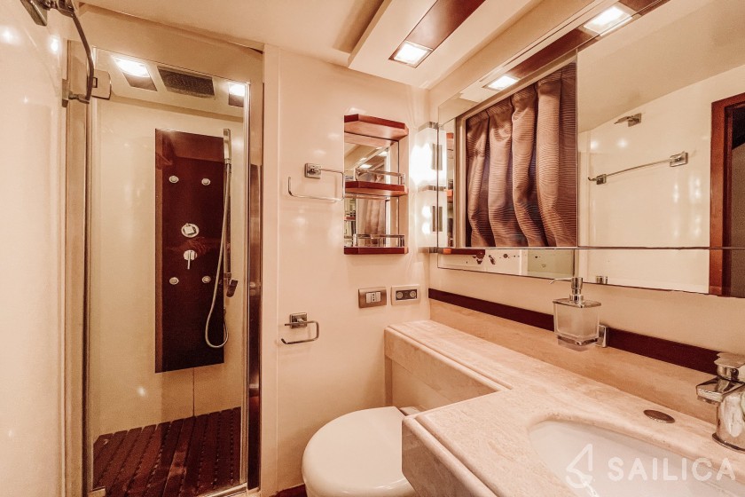 Azimut 75 Flybridge - Yacht Charter Sailica