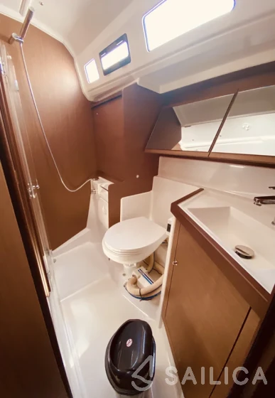 Oceanis 40.1 - Yacht Charter Sailica