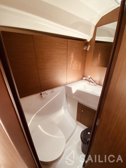 Oceanis 40.1 - Yacht Charter Sailica