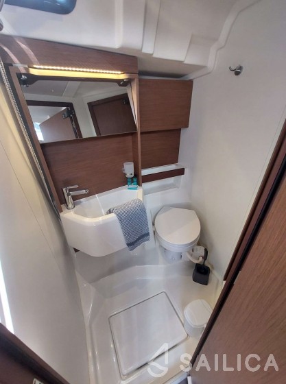 Oceanis 51.1 - Yacht Charter Sailica