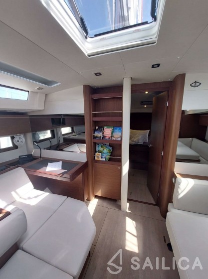 Oceanis 51.1 - Yacht Charter Sailica