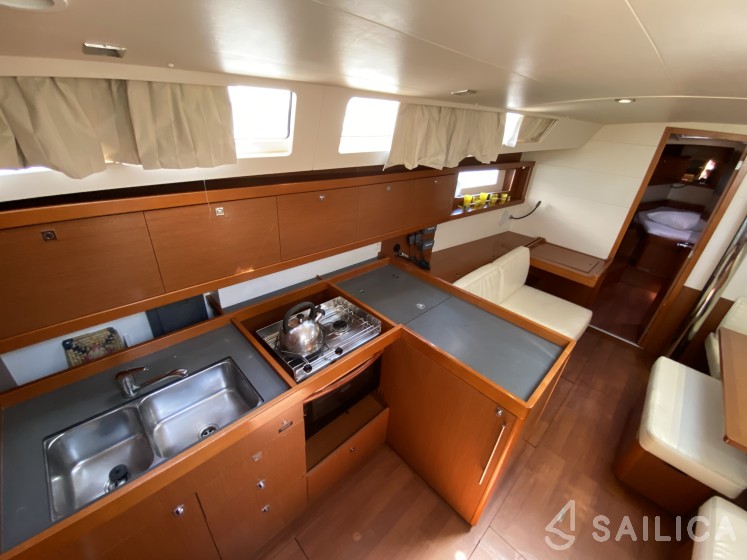 Oceanis 45 - Yacht Charter Sailica