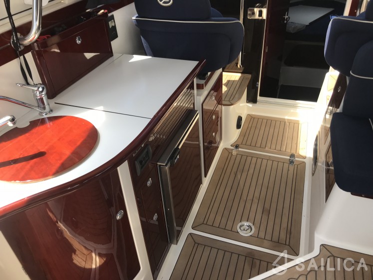 Aquador 28 HT - Yacht Charter Sailica
