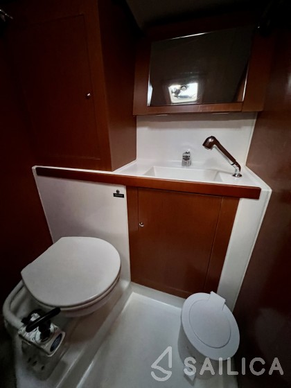 Oceanis 41.1 - Yacht Charter Sailica