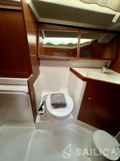 Oceanis 41.1 - Yacht Charter Sailica