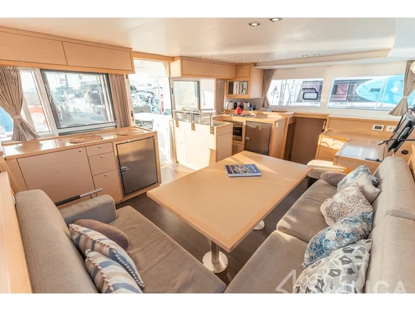Lagoon 450  Flybridge - Yacht Charter Sailica