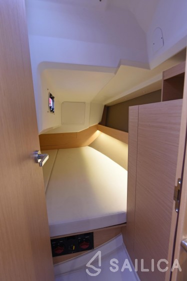 Oceanis 30.1 - Yacht Charter Sailica