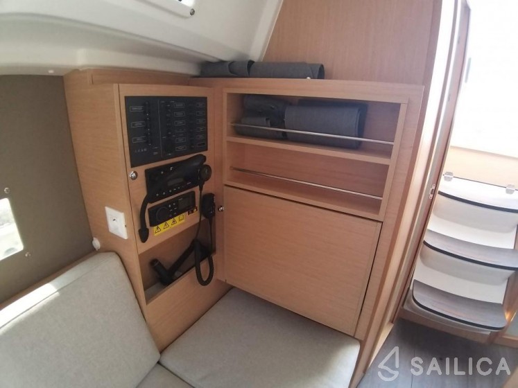 Oceanis 30.1 - Yacht Charter Sailica