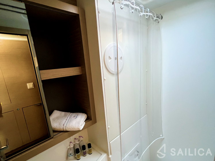 Lagoon 40 - Yacht Charter Sailica