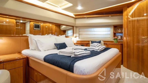 Ferretti 880 - Yacht Charter Sailica