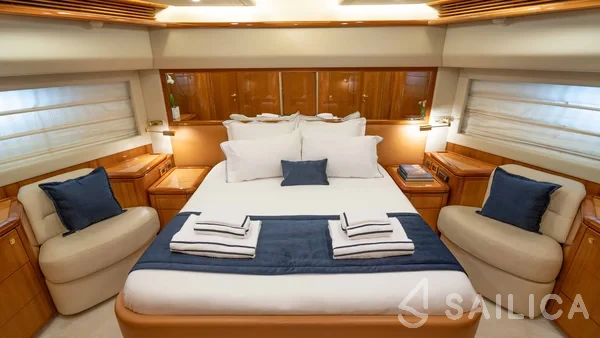 Ferretti 880 - Yacht Charter Sailica