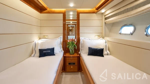 Ferretti 880 - Yacht Charter Sailica