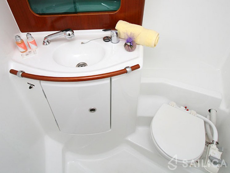 Oceanis 331 - Yacht Charter Sailica