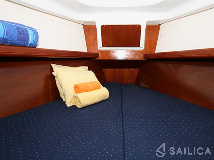 Oceanis 331 - Yacht Charter Sailica