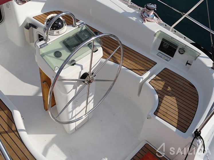 Oceanis 331 - Yacht Charter Sailica