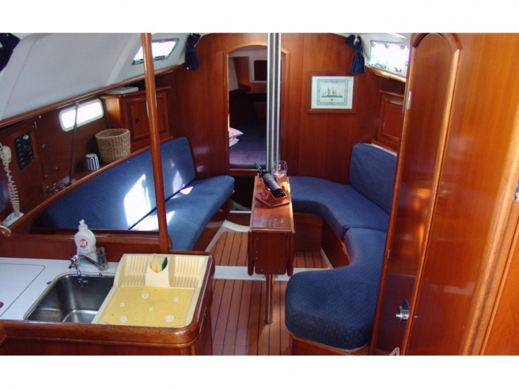 Oceanis 331 - Yacht Charter Sailica