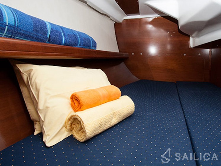 Oceanis 331 - Yacht Charter Sailica
