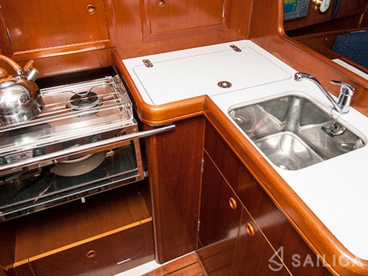 Oceanis 331 - Yacht Charter Sailica