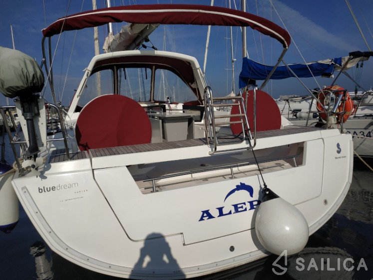 Oceanis 45 - Yacht Charter Sailica