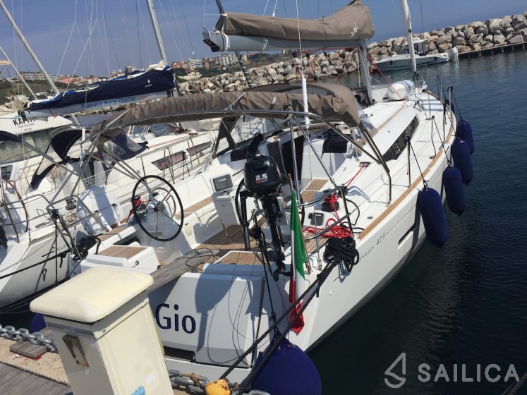 Sun Odyssey 419 - Yacht Charter Sailica