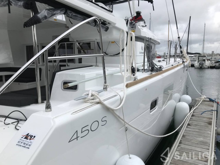 Lagoon 450 S - 4 + 2 cab. - Yacht Charter Sailica