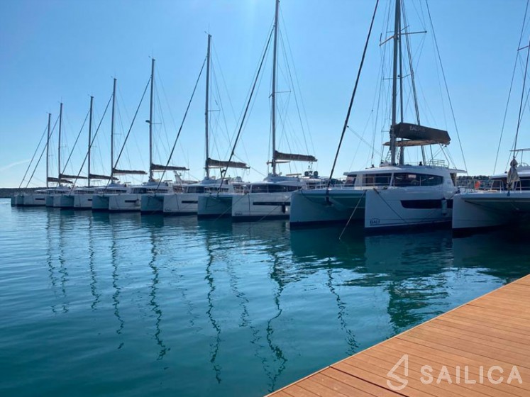 Bali 4.1 - Yacht Charter Sailica