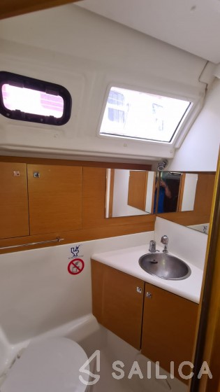 Jeanneau 53 - Yacht Charter Sailica
